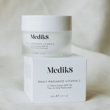 Крем антиоксидантний зволожувальний Medik8 Daily Radiance Vitamin C SPF30 з вітамінами С, Е та гіалуроном 50 мл — відновлення