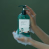 Гель для душу ROUND LAB Pine Calming Cica Body Wash 400 мл — м'яке відлущування, зволоження на різних рівнях, відновлення
