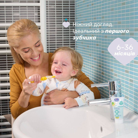 Зубна щітка Chicco First Milk Teeth 6-36 mesi months блакитна — ергономічна нековзна ручка, захисний ковпачок, конічна форма