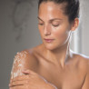 Сольовий скраб для тіла ELEMIS Frangipani Monoi Salt Glow 490g — має антибактеріальні властивості, готує шкіру до догляду —