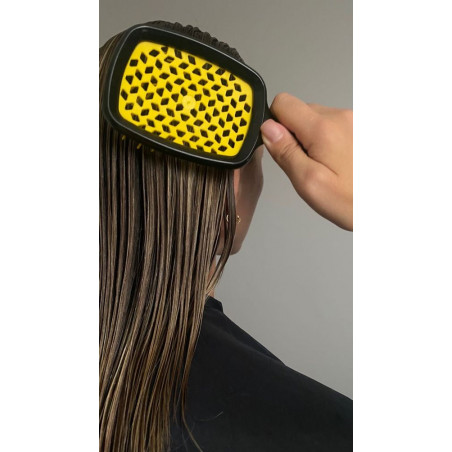 JANEKE SUPERBRUSH чорна з жовтим — щітка для волосся зі спеціально закругленими кінчиками зубців, делікатний масаж голови,