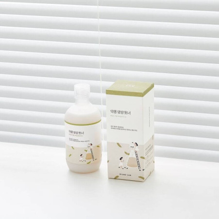 Поживний тонер Round Lab Soybean Nourishing Toner 300ml — живлення та зволоження шкіри, густа молочно-водяниста текстура —