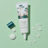 Заспокійливий крем Round Lab Pine Calming Cica Cream 50ml — гелево-кремова текстура, швидке вбирання, без липкості — аплікація