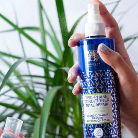 Спрей-кондиціонер Valquer Two-Phase Conditioner Total Repair 300ml — екстракт бавовни та зеленої водорості для зволоження,