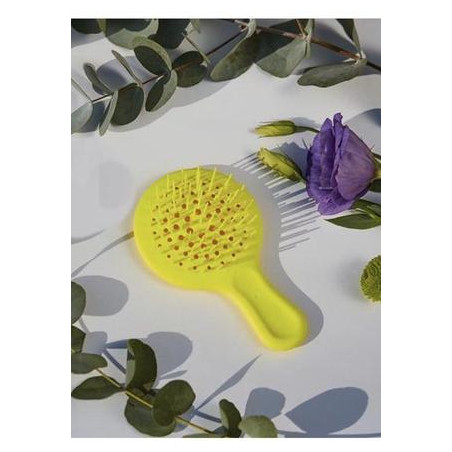 Щітка для волосся JANEKE SUPERBRUSH MINI жовта — спеціально закруглені кінчики зубців, гнучкі нейлонові щетинки, підходить для