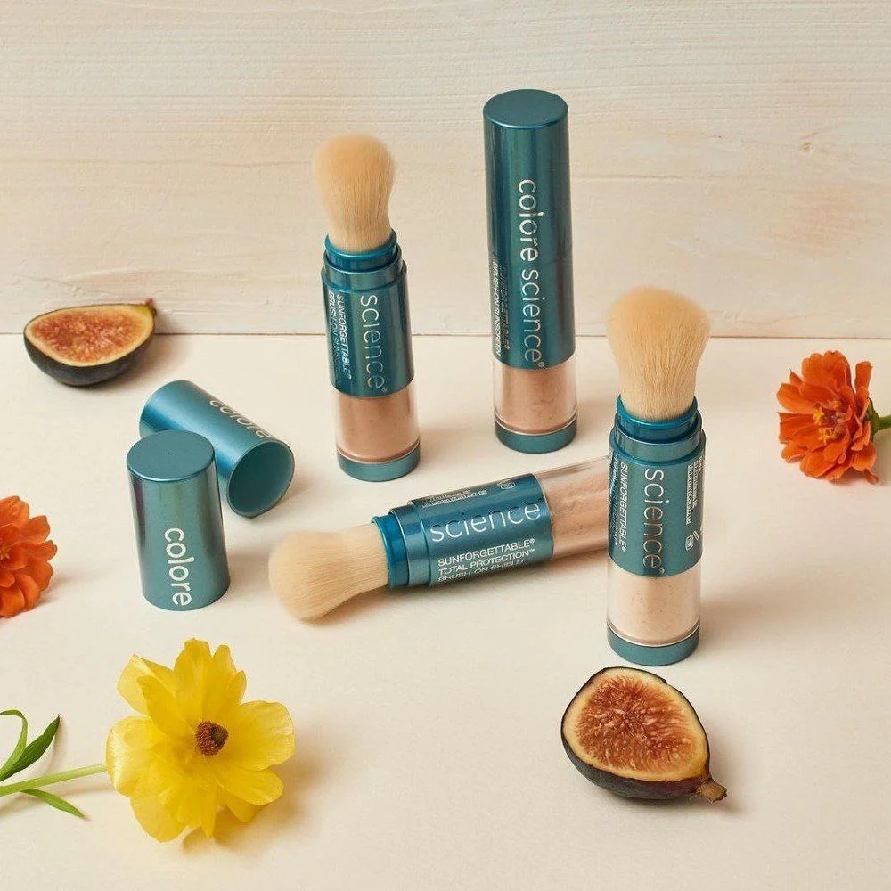 Сонцезахисна пудра з пензлем Colorescience Sunforgettable для захисту шкіри від ультрафіолету восени.