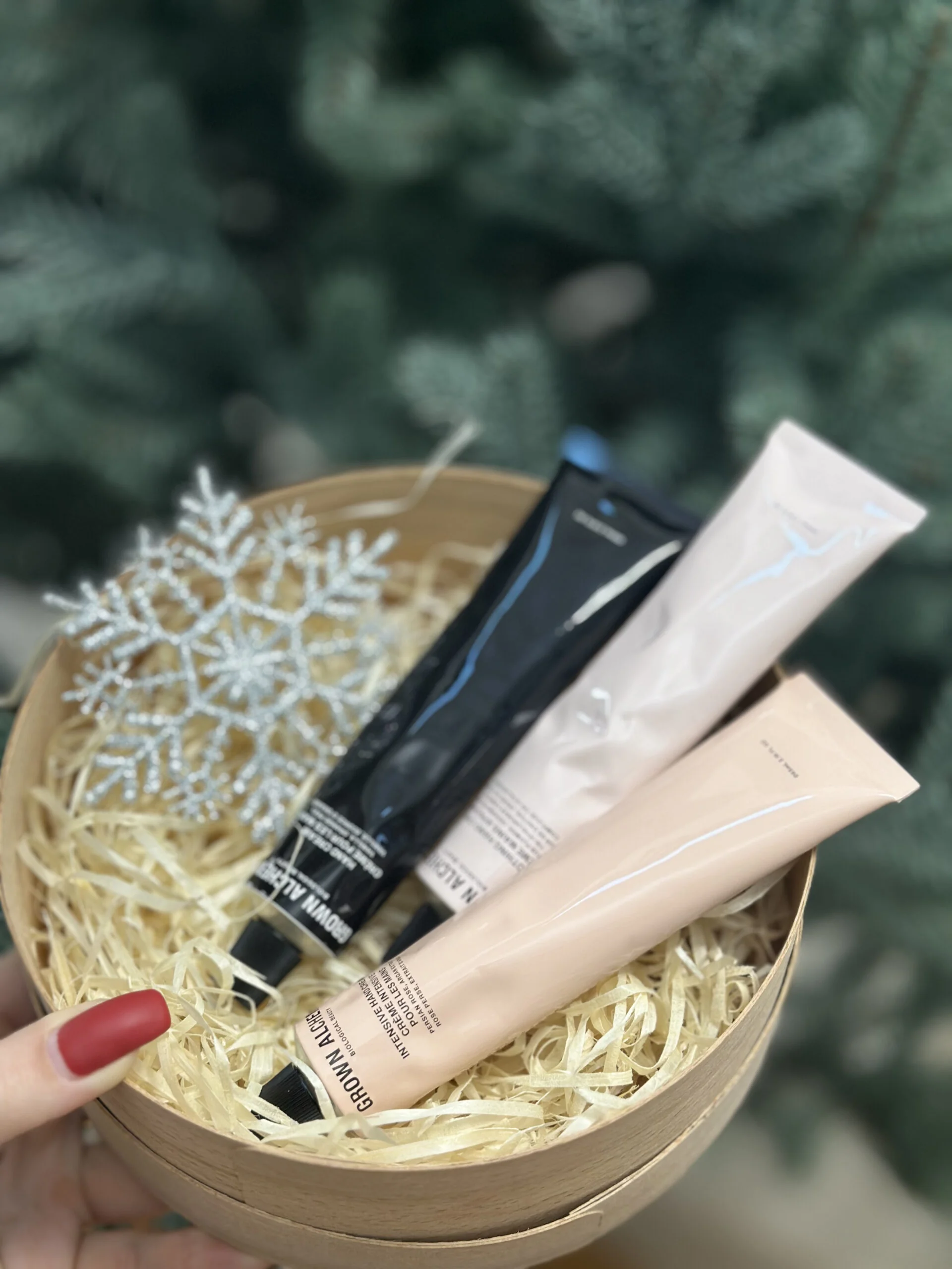 Подарунковий набір кремів для рук та тіла у круглій коробці зі святковим зимовим оформленням.