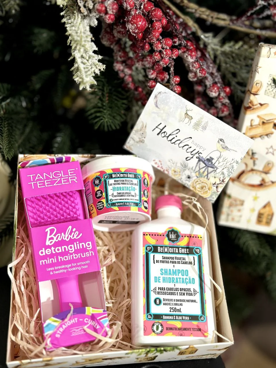 Дитячий подарунковий набір з гребінцем Tangle Teezer та засобами для волосся у святковій упаковці.