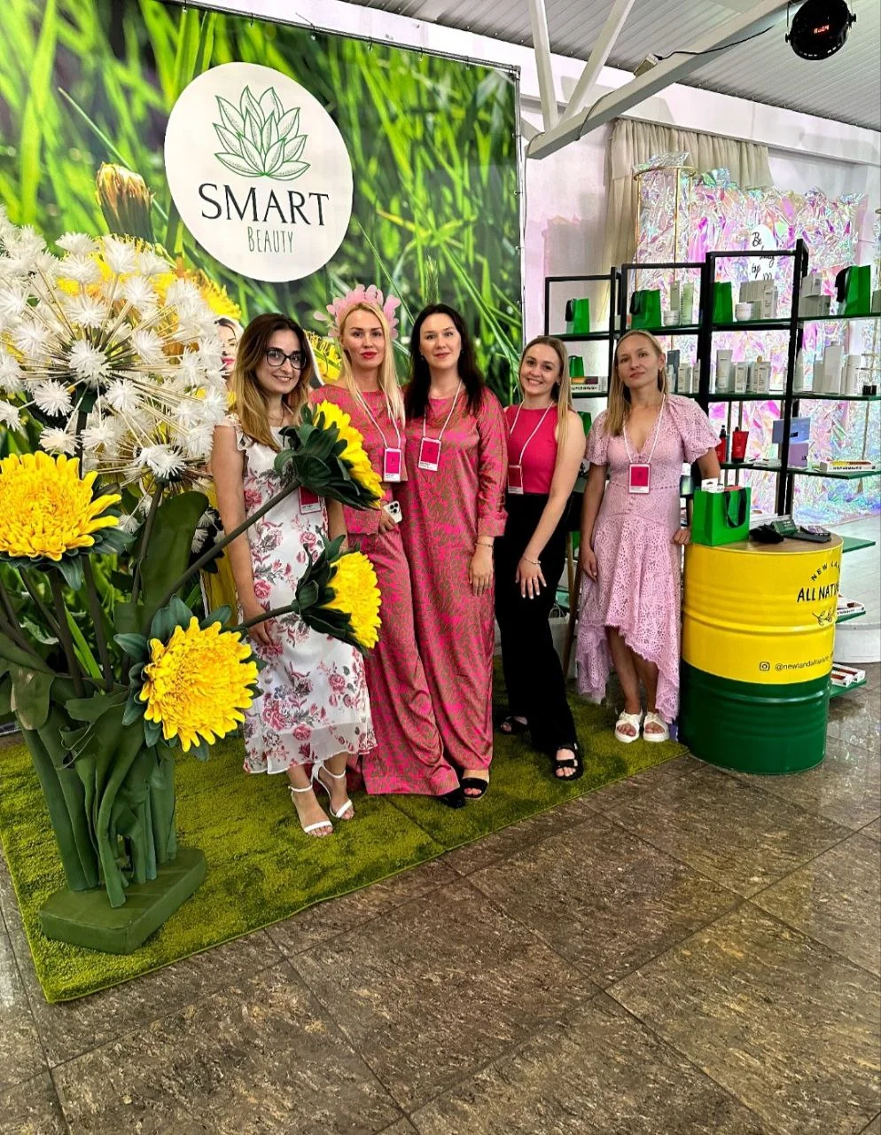 Представниці Smart Beauty з брендованими табличками на фоні партнерської зони форуму.