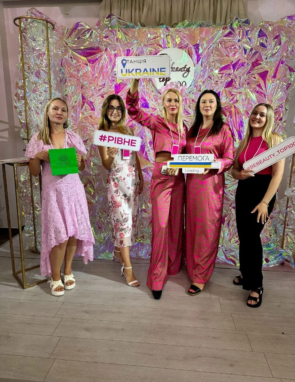 Команда Smart Beauty разом із гостями та учасниками beauty-форуму у місті Рівне.
