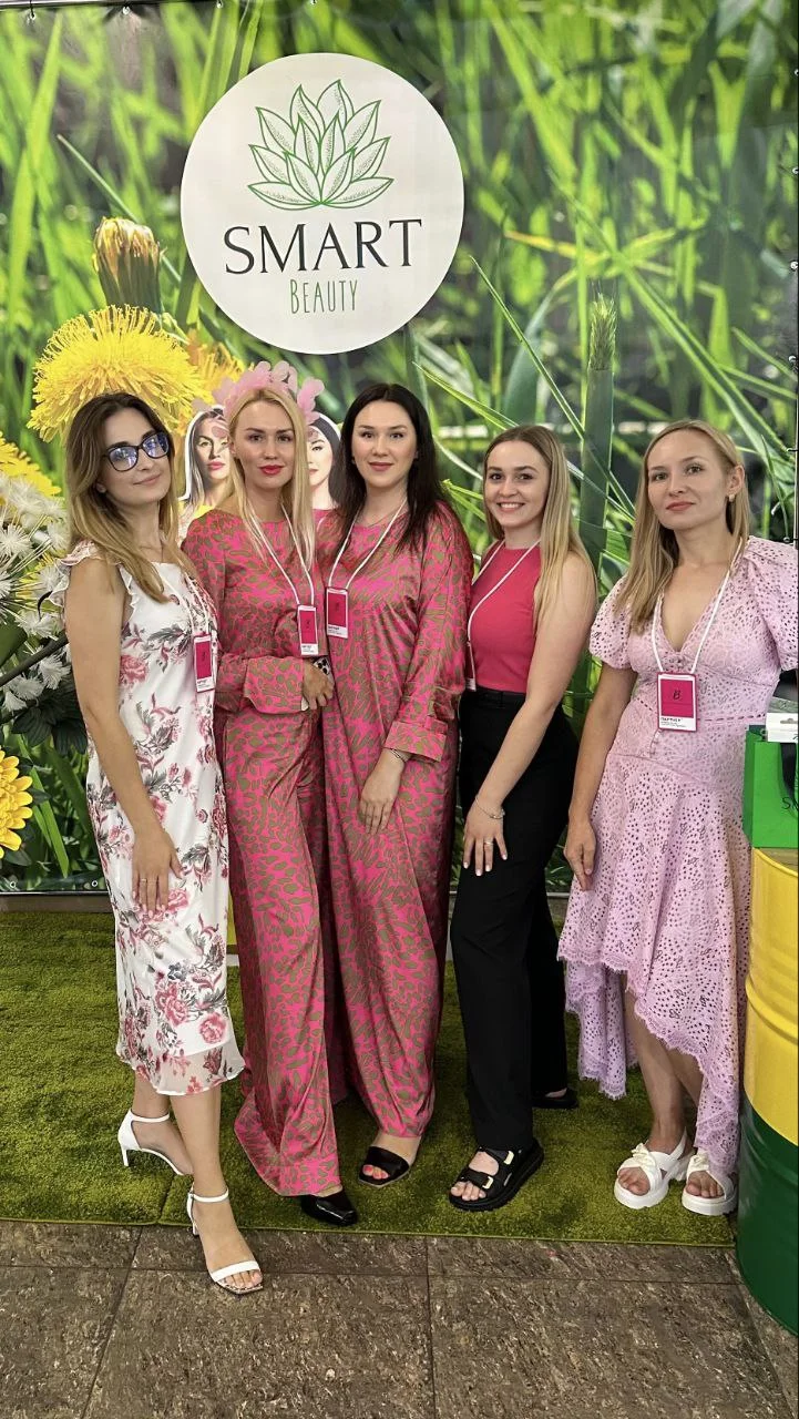 Естетичне оформлення та яскраві деталі партнерського стенда Smart Beauty у Рівному.