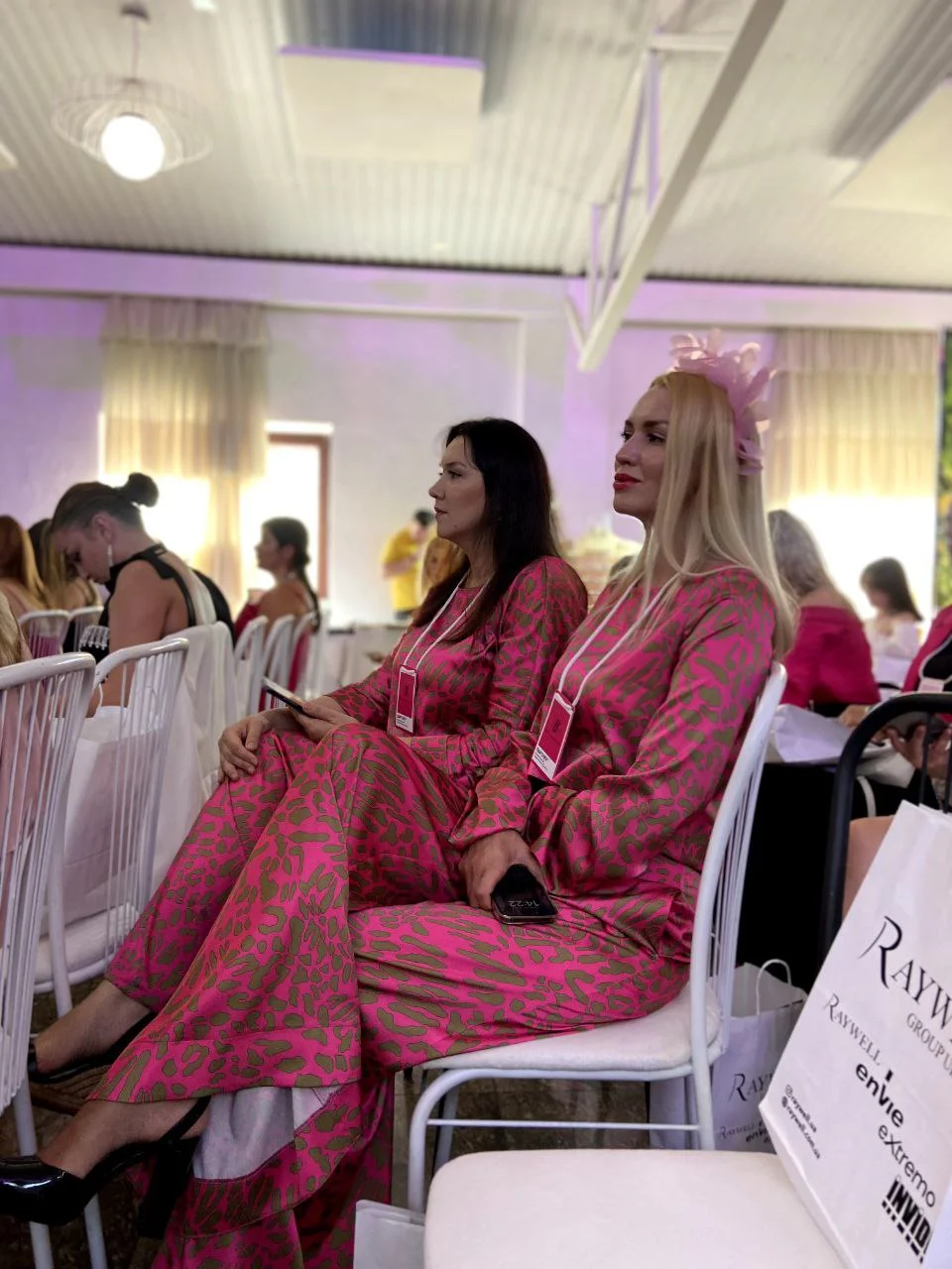 Гості форуму знайомляться з асортиментом ексклюзивної косметики Smart Beauty.