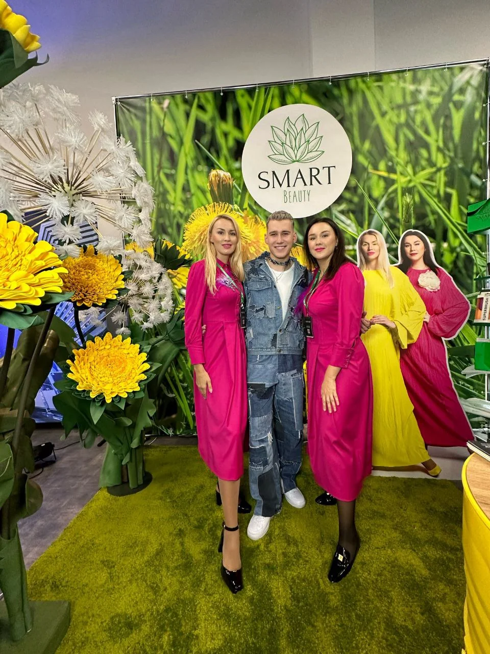 Стенд офіційного дистриб'ютора Smart Beauty з професійною косметикою брендів Dr. Scalp та Newland All Nature.