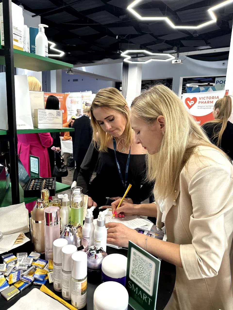Консультація відвідувачів на стенді Smart Beauty під час UKRAINIAN BEAUTY FORUM 6.0 у Києві.