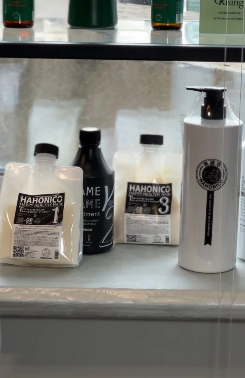 Процес нанесення кутикулярного кератину Hahonico для глибокої реконструкції структури волосся.