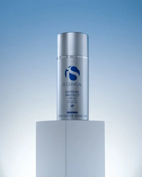 Сонцезахисний крем Colorescience Sunforgettable Face Shield Flex з адаптивними пігментами.