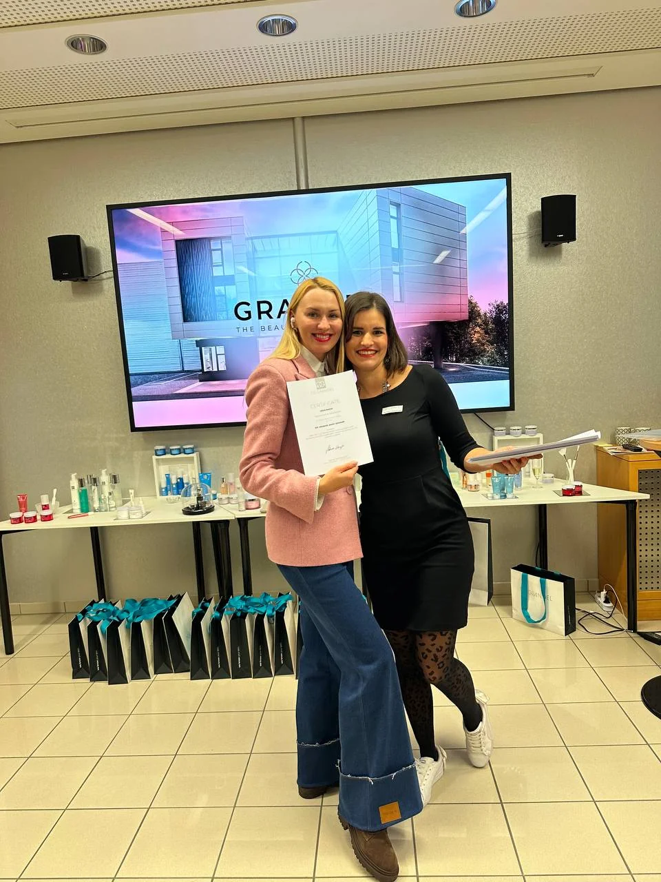 Експерти Smart Beauty отримують офіційні сертифікати навчання від німецького бренду Dr. Grandel в Аугсбурзі.