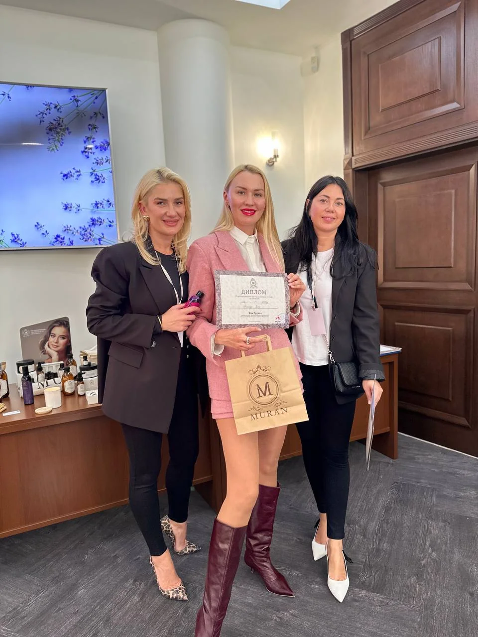 Команда Smart Beauty отримує сертифікат амбасадорів італійської трихології MURAN на саміті у Львові.