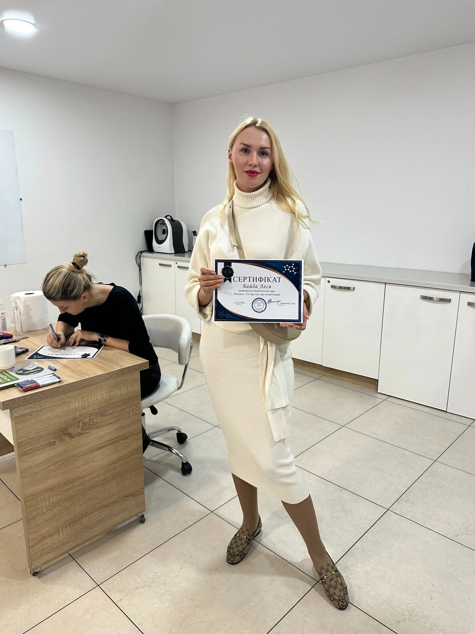 Сертифікований експерт Smart Beauty Ukraine після навчання з біохімічних методів боротьби з пігментацією.