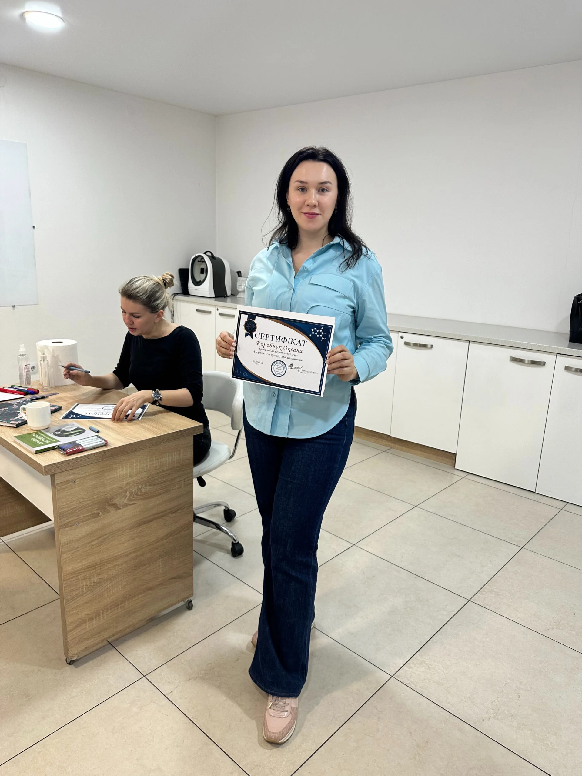 Спеціаліст Smart Beauty із сертифікатом про проходження курсу з біохімії та корекції пігментації шкіри.