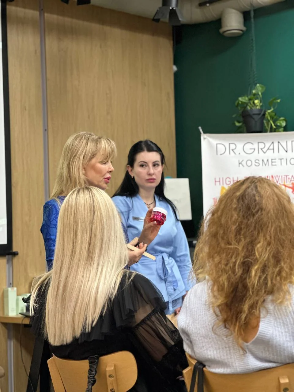 Команда Smart Beauty та технологи німецького бренду Dr. Grandel на професійному семінарі для косметологів.