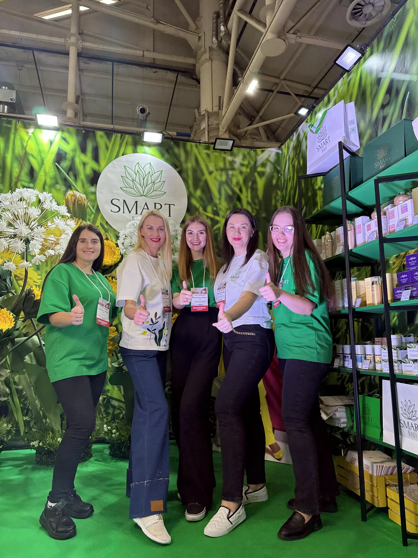 Стенд Smart Beauty на виставці InterCHARM Ukraine 2024 з преміальними брендами космецевтики та трихології.