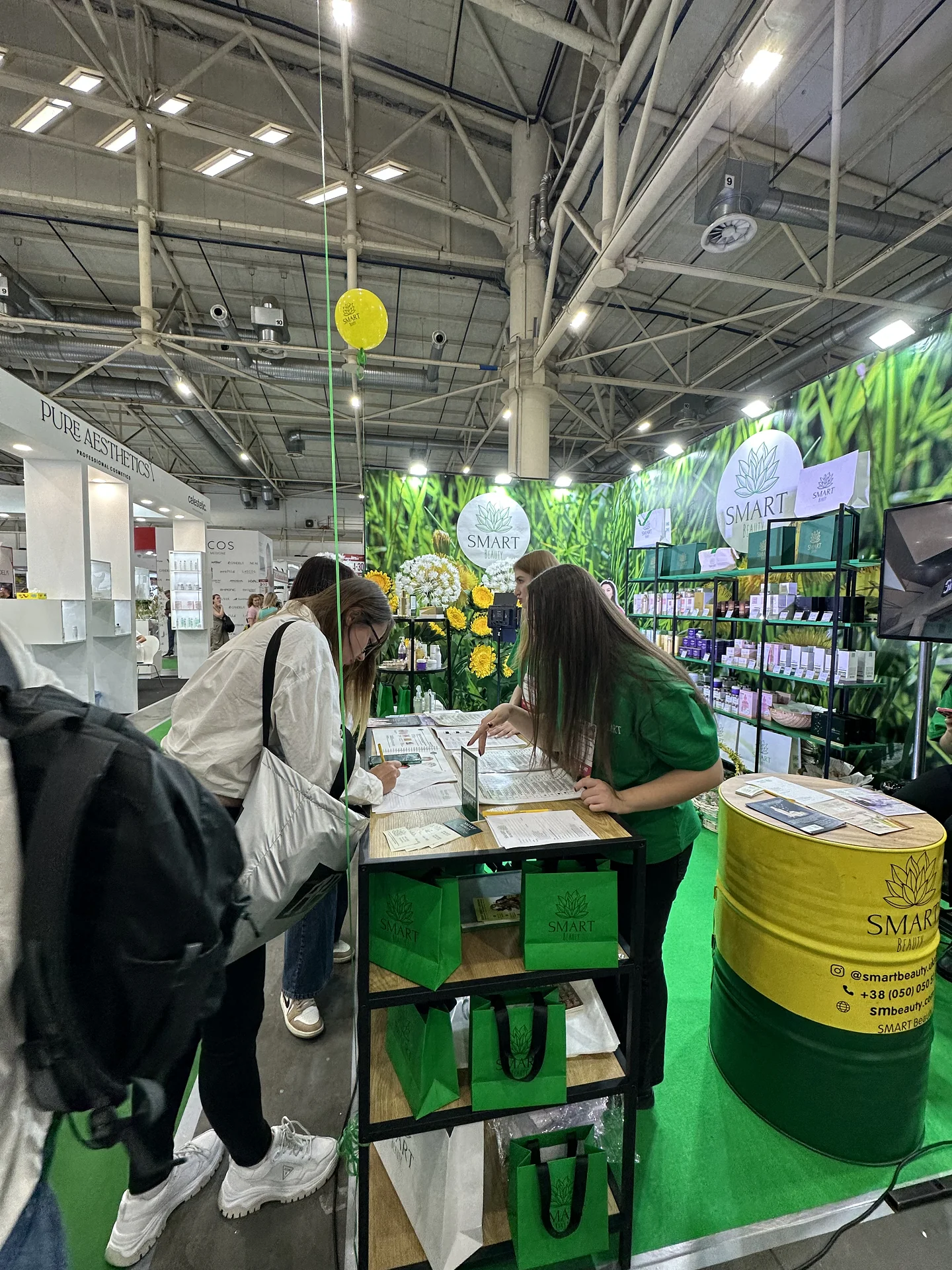Консультації та нетворкінг на стенді Smart Beauty: обговорення умов співпраці для салонів краси та магазинів.