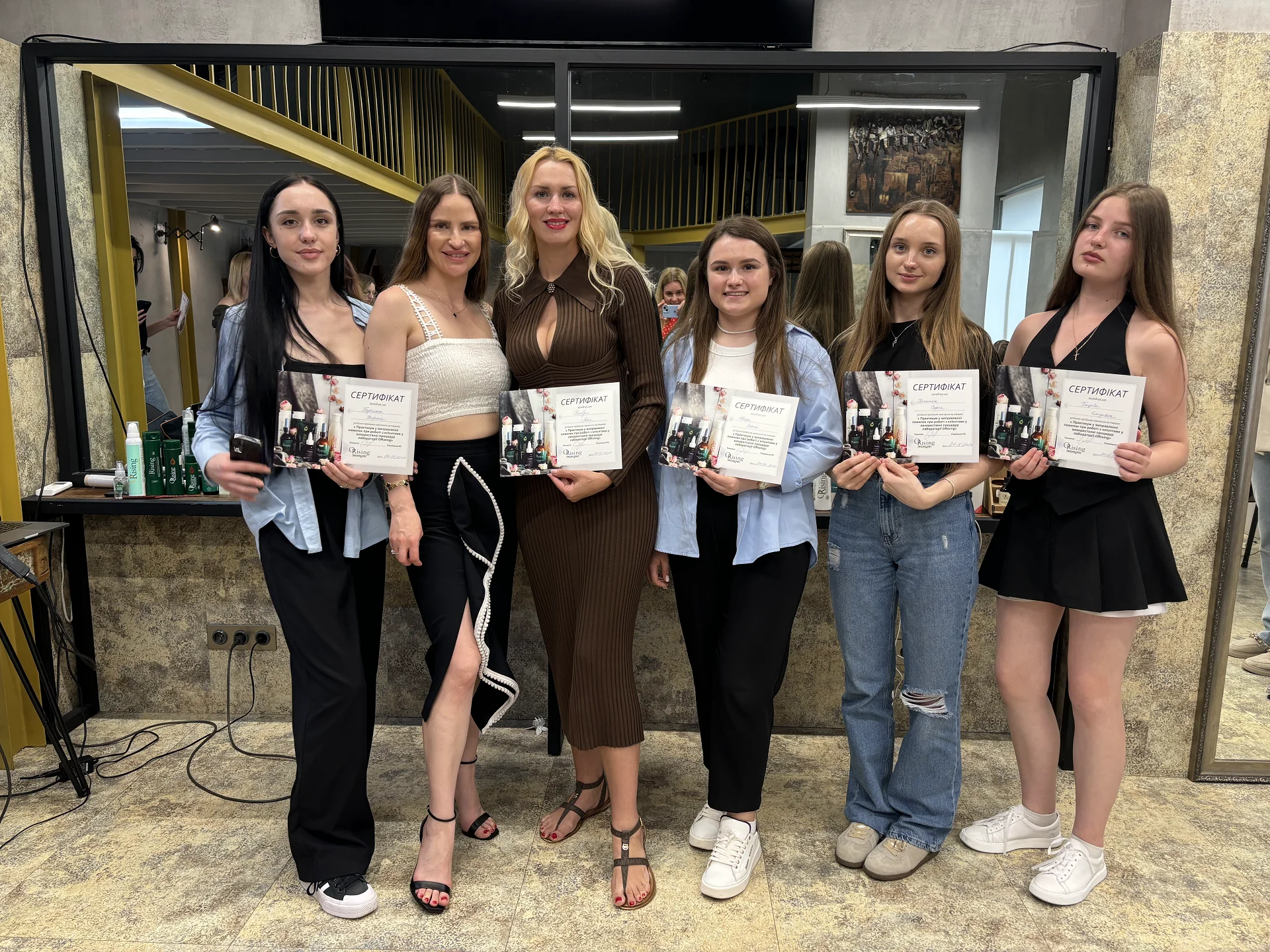 Команда сертифікованих трихологічних спеціалістів Smart Beauty після навчання в Лабораторії Orising.