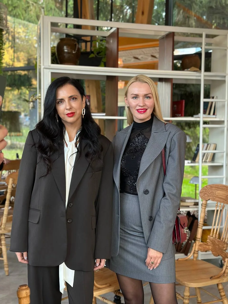 Співзасновниця Smart Beauty Леся Коробчук та відома блогерка Наталка Войтович на жіночому бізнес-бранчі в Луцьку.