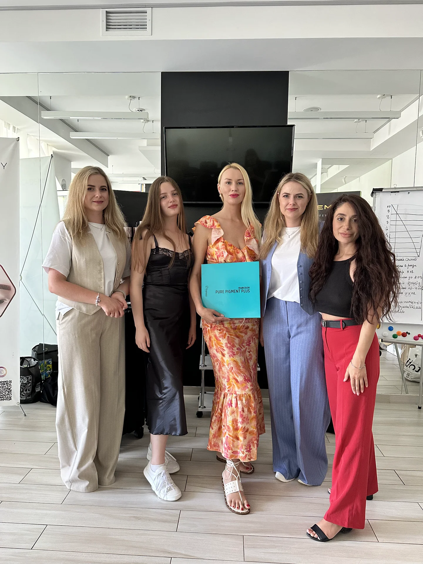 Команда фахівців Smart Beauty на професійному навчальному семінарі італійського бренду FRAMESI у Києві.