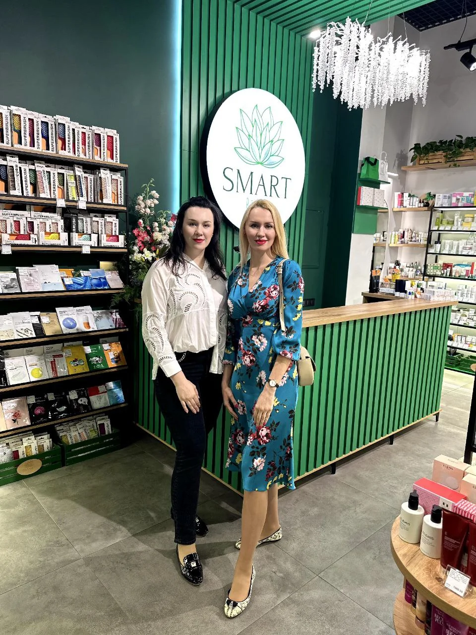 Засновниці мережі Smart Beauty Оксана та Леся Коробчук у фірмовому бутіку косметики в ТЦ Baobab.