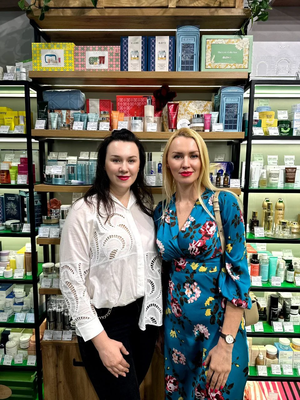 Команда фахівців Smart Beauty у магазині косметики на річницю відкриття філії у ТЦ Baobab.