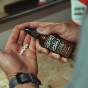 Зволожувальний крем для обличчя з вітаміном Е, олією ядра Avena Sativa, кофеїном, олією ши Hawkins and Brimble Daily Energising Mousteriser 100 ml