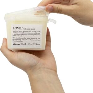Маска для живлення та контролю завитка з екстрактом насіння солодкого мигдалю, насичений протеїнами, вітамінами В, Е Davines LOVE curl Hair Mask 250ml
