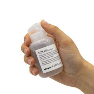 Шампунь для надання об’єму тонкому та нормальному волоссю з екстрактом кореня ріпи, залізом, кальцієм, вітамінами А, В та С VOLU Shampoo 75ml