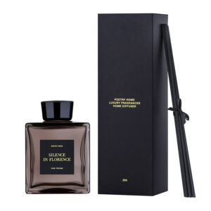 Парфумований дифузор з ароматом бобів тонка, ванілі, іланг-ілангу, персика, троянди POETRY HOME Silence In Florence (cube) 250ml