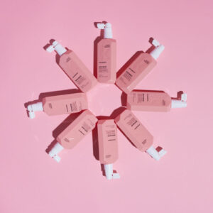 Спрей для ущільнення волосся, що містить олеанолову кислоту, екстракти кропиви, кореня імбиру, олію ялівцю Kevin Murphy Body.Mass 100ml