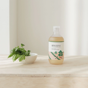 Заспокійливий тонер з морським полином, мадекасосидом, екстрактами ірландського моху, цукрової тростини, пантенолом Round Lab Mugwort Calming Toner 300ml