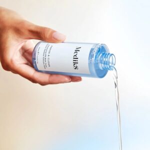 Відлущувальний ВНА-тонер з 2% інкапсульованою саліциловою кислотою, 2% транексамовою кислотою, екстрактом саке та алое вера Medik8 Press Clear 150ml