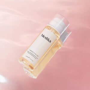 Відлущувальний тонер з кислотою PHA, екстрактами квітів опунції, алое вера, ягід асаї Medik8 Press Glow 200ml