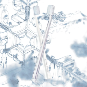 Набір з двох відбілюючих зубних щіток виготовлених з ніжних волокон CUREN з округленими кінчиками, якіснішої та довговічнішої альтернативи нейлону (біла, прозора) Swiss Smile Snow Glow Whitening