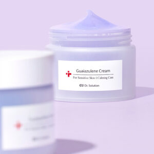 Інтенсивний заспокійливий крем з гвайазуленом,  троксерутином та менадіоном, гіалуроновою кисл., ізолятом солодки, центели, олією ромашки CUSKIN Dr.Solution Guaiazulene Cream 50ml