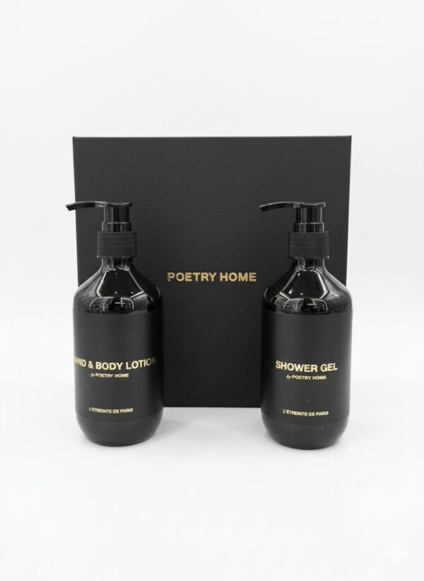 Подарунковий набір містить гель для душу та лосьйон для тіла POETRY HOME Smooth Skin Black Box
