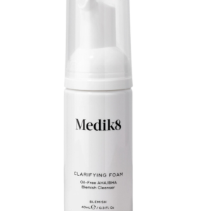 Мініформат Очищувальна пінка для проблемної шкіри з АНА- і ВНА- кислотами, натуральною олією чайного дерева, ніацинамідом Medik8 Clarifying Foam 40ml