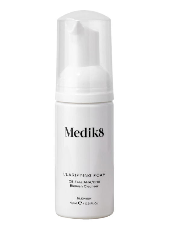 Мініформат Очищувальна пінка для проблемної шкіри з АНА- і ВНА- кислотами, натуральною олією чайного дерева, ніацинамідом Medik8 Clarifying Foam 40ml