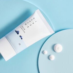 Сонцезахисний крем з морською водою, гідролізованою гіалуроновою кислотою, ніацинамідом, пантенолом Round Lab 1025 Dokdo Sunscreen 50 ml