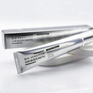 Омолоджувальний, заспокійливий, матуючий сонцезахисний крем з екстрактом чайного дерева, лотоса USOLAB Bio Sensitive Sun Block Matte SPF 50+/PA++++ 50ml